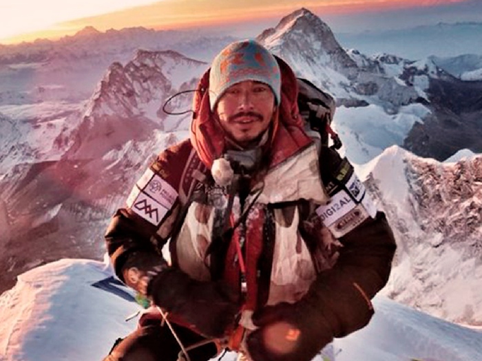 Нирмал Пуржа на вершине Эвереста